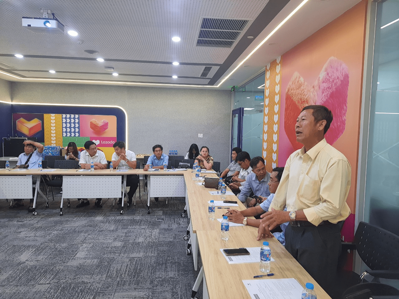 Dai dien San thuong mai dien tu Lazada gioi thieu ve cac hoat dong hop tac voi co quan nha nuoc van hanh thuong mai dien tu tro thanh nha ban hang tren san Lazada… - Tổng Kho MLM | Amway | Herbalife | Unicity | Droppii Biz