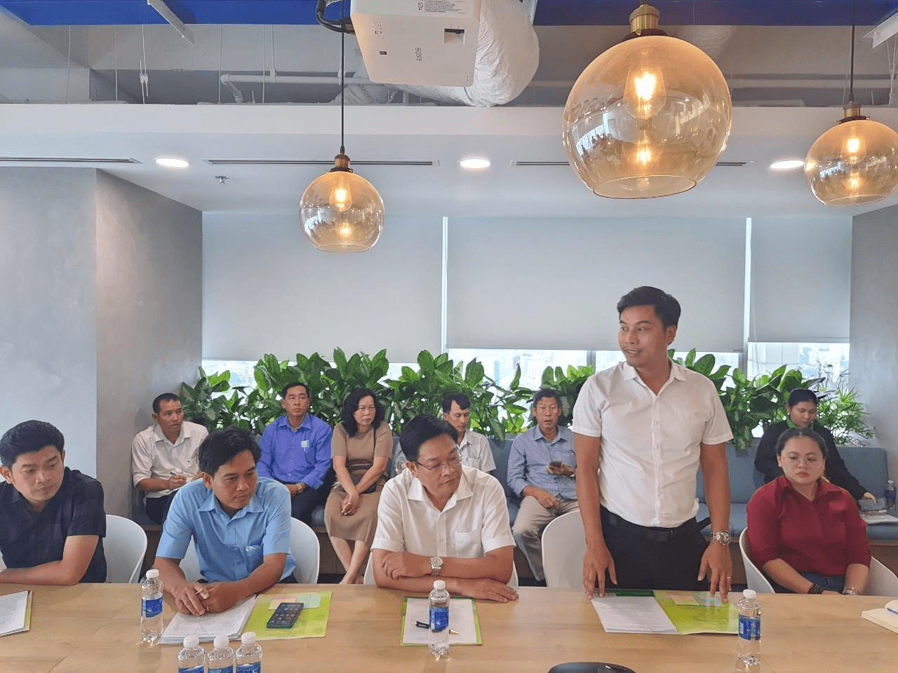 Ong Nguyen Quoc Thanh – Truong van phong dai dien Thanh pho Ho Chi Minh Trung tam Tin hoc va Cong nghe so Cuc thuong mai dien tu va Kinh te so Bo Cong Thuong bao cao tai buoi lam viec voi Tiki - Tổng Kho MLM | Amway | Herbalife | Unicity | Droppii Biz
